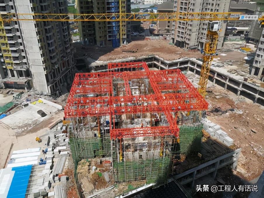 最新造樓機(jī)，小巷中的神秘建筑奇跡誕生記