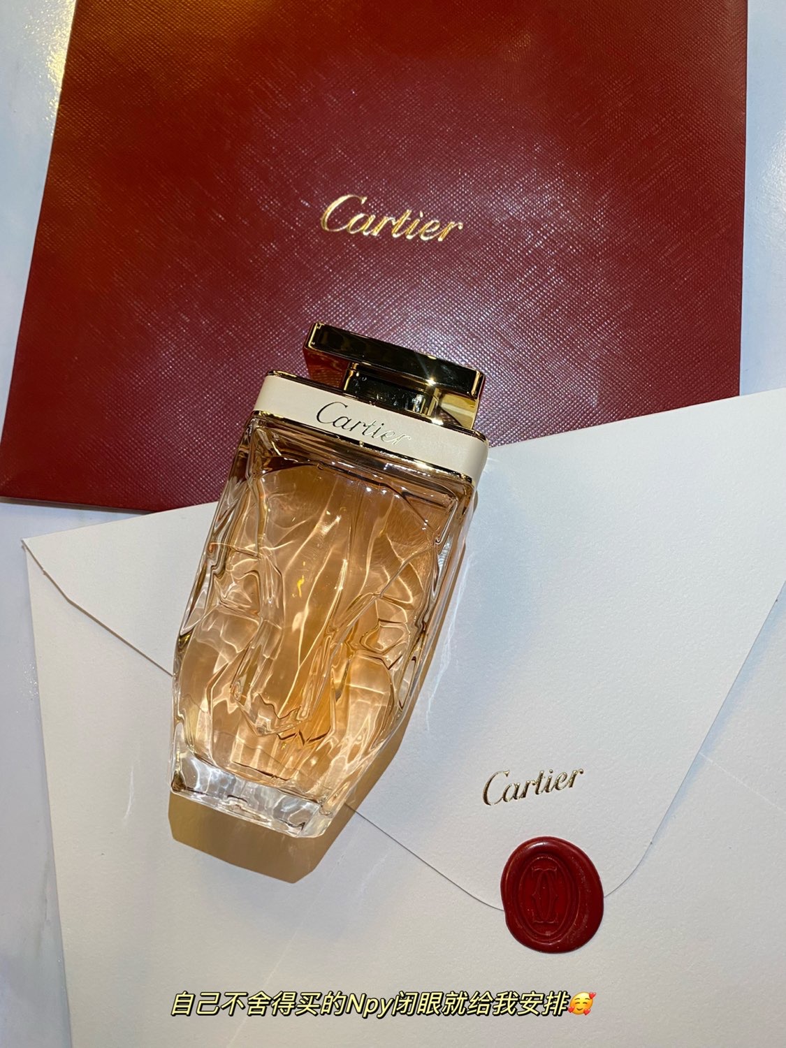 卡地亞香水最新款，小巷中的隱秘香氣揭秘