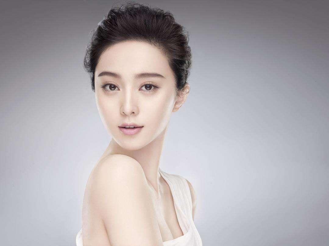 明星風采與隱秘小巷的獨特魅力，明星與獨特小店的碰撞