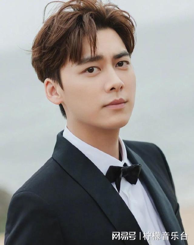 帥哥演員，未來科技引領(lǐng)生活重塑的潮流風采