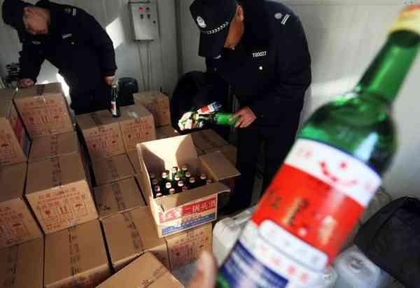 最新假冒酒類被查，神秘小巷特色小店背后的秘密曝光