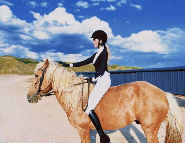 會騎馬演員，駕馭生活的藝術(shù)之旅，自信與成就感的彰顯