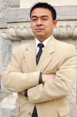 演員張永強(qiáng)，演藝之路的璀璨之星閃耀之旅