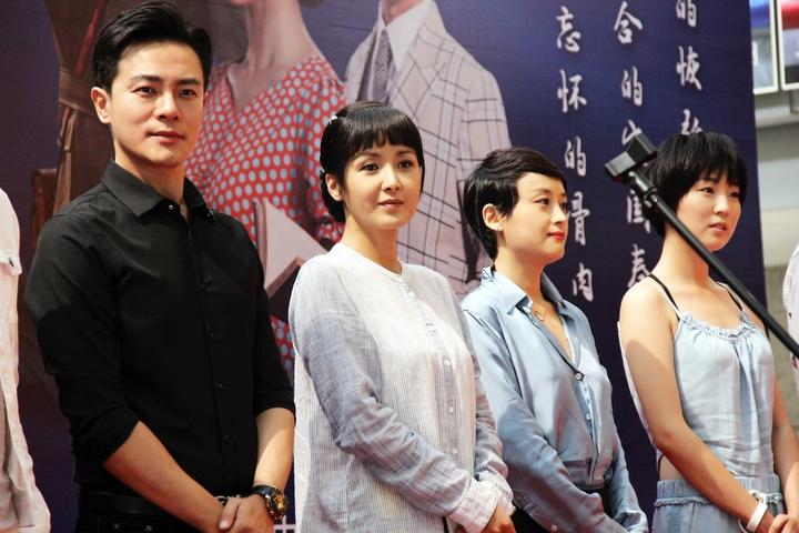 演員黃曼與自然美景的浪漫邂逅，美景與演技的雙重魅力展示圖片集