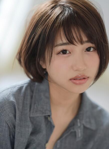 巖崎千鶴最新寫真集曝光，時尚魅力背后的警示信號