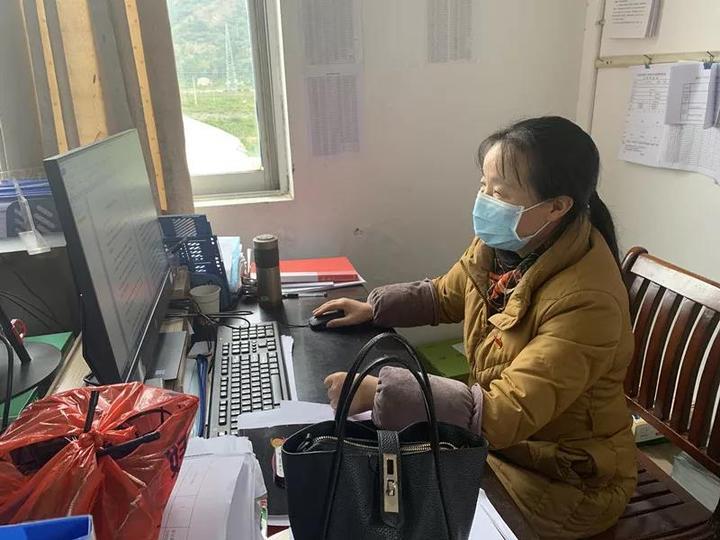 肺炎患者最新統(tǒng)計信息,溫馨的冬日午后，一則關(guān)于肺炎患者的最新統(tǒng)計信息的故事正在上演。在這個充滿愛與陪伴的日子里，我們的主人公小楊和他的朋友們共同經(jīng)歷了一段難忘的時光。