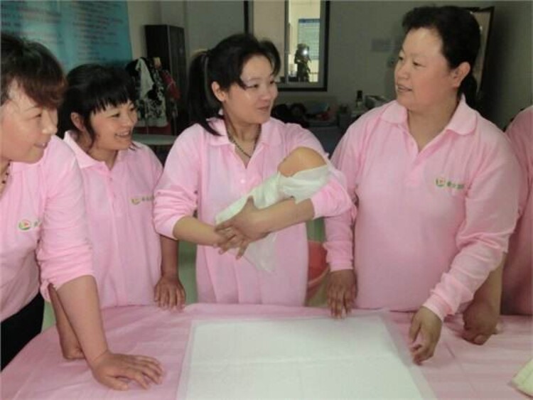 住家保姆價(jià)格深度解析與個(gè)人看法探討