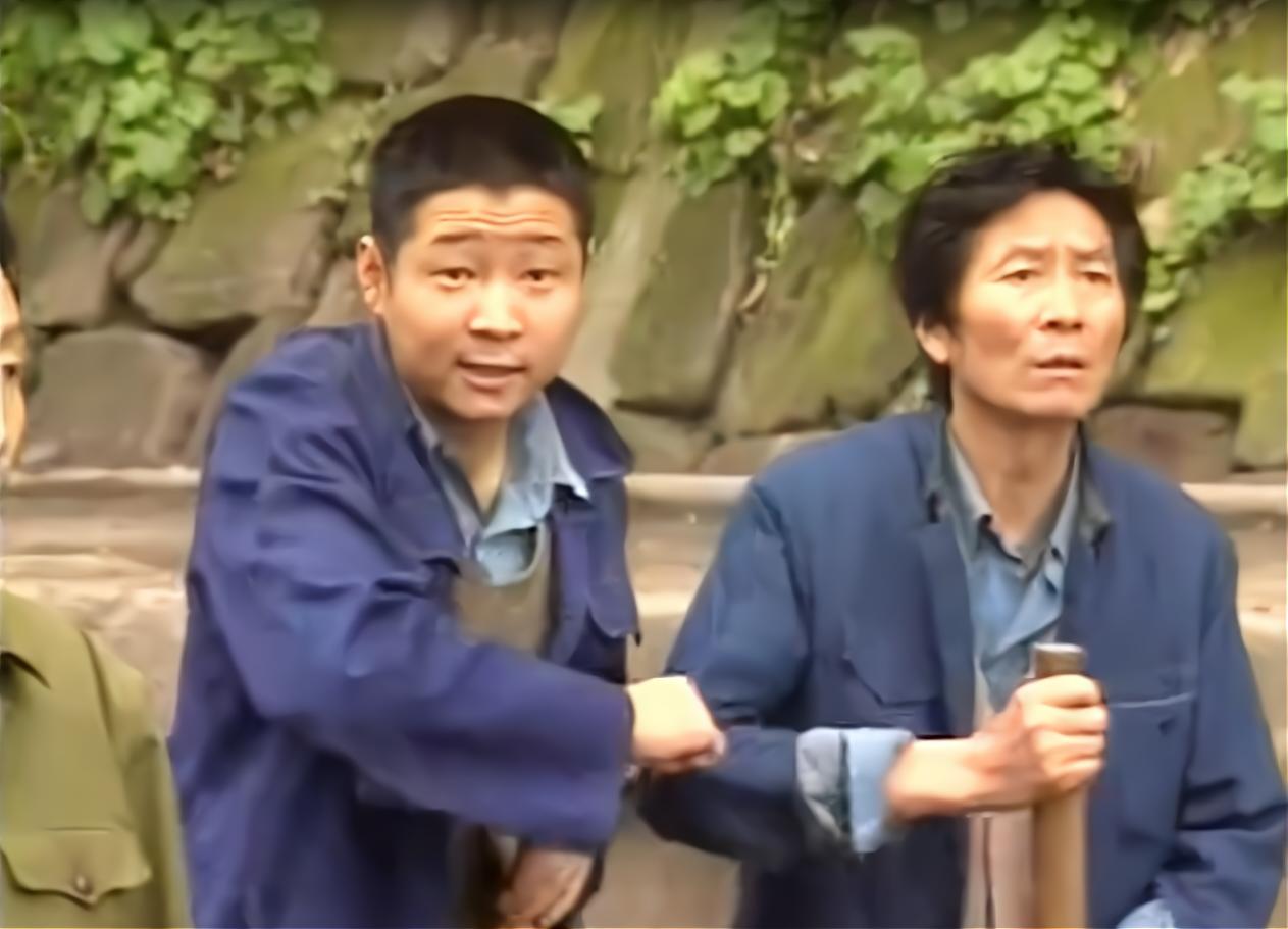 山城棒棒軍演員現(xiàn)狀揭秘，明星成長軌跡與小巷中的隱秘寶藏探索