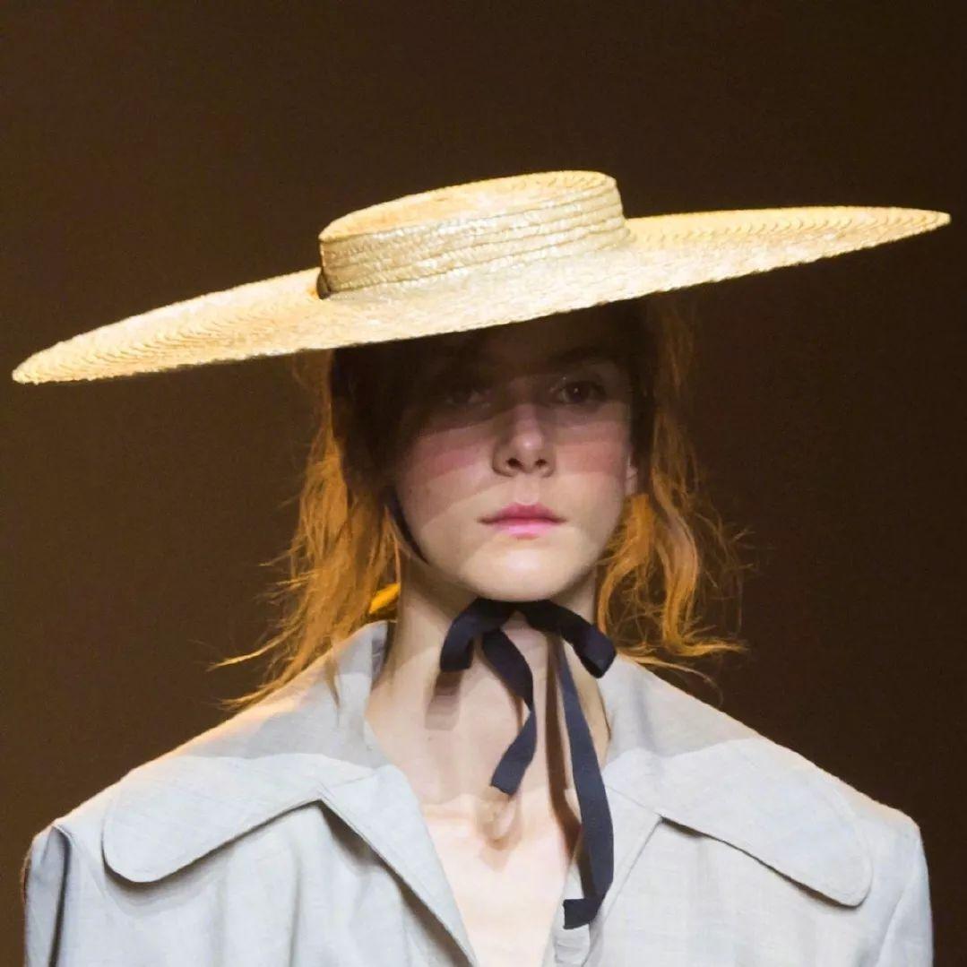 掌握戴帽子時(shí)尚技巧，明星們的帽子搭配秘籍