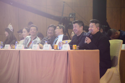 張?jiān)?明星,張?jiān)剑餍侵?，尋找?nèi)心的寧靜與自然的魅力