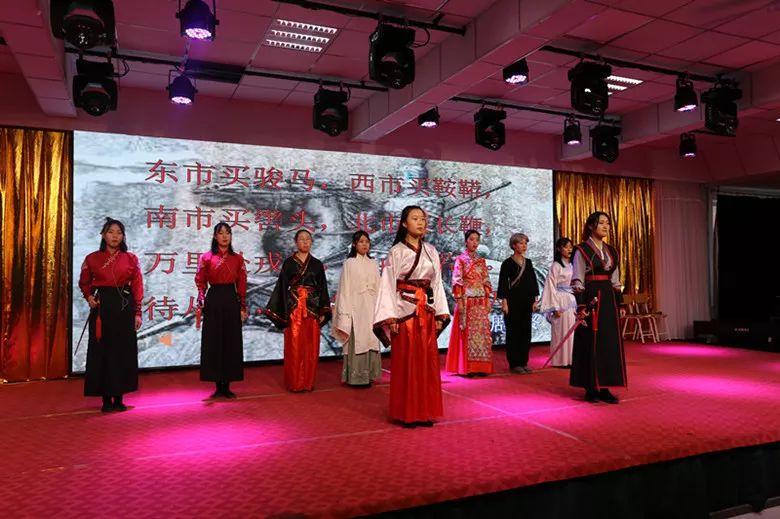 自然之美與詩(shī)詞之聲，朗誦比賽中的自然美景探索與古詩(shī)詞賞析