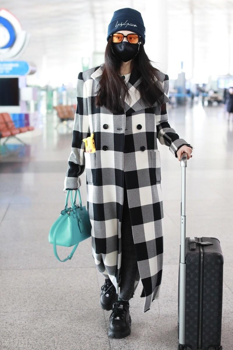 謝娜機(jī)場最新照片，旅途中的小確幸與友情溫暖，展現(xiàn)溫暖瞬間