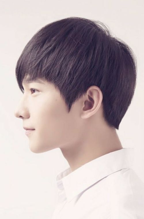 楊洋最新高清寫(xiě)真，展現(xiàn)時(shí)尚魅力的獨(dú)特風(fēng)采