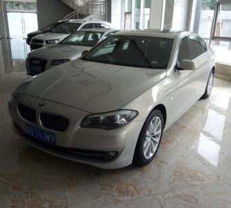 寶馬530Li最新進口價格揭秘，自然美景之旅邀請函