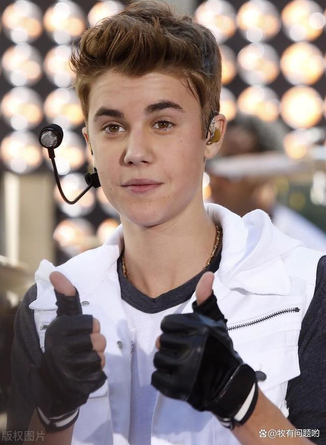 比伯2025最新動態(tài)揭秘，小巷深處的意外驚喜