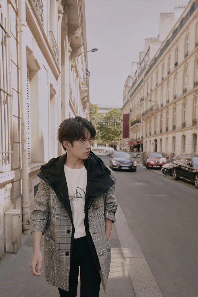 易烊千璽最新街拍照，時(shí)尚潮流的新標(biāo)桿風(fēng)采展示