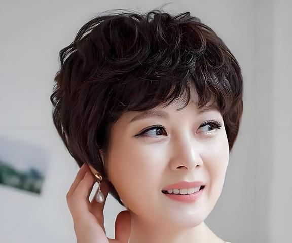 時(shí)尚變遷中的40-50歲女性發(fā)型，探索最新流行趨勢(shì)與當(dāng)代地位